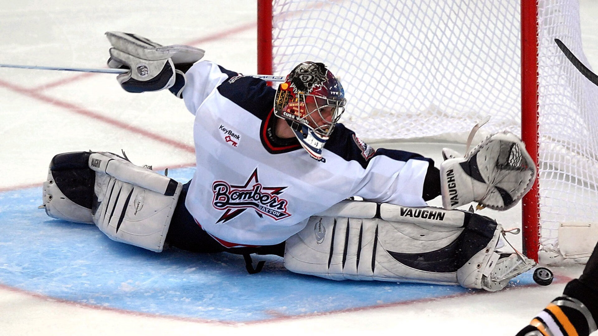 大连英博主场气氛火爆，球迷热情高涨，大连英雄室内足球场